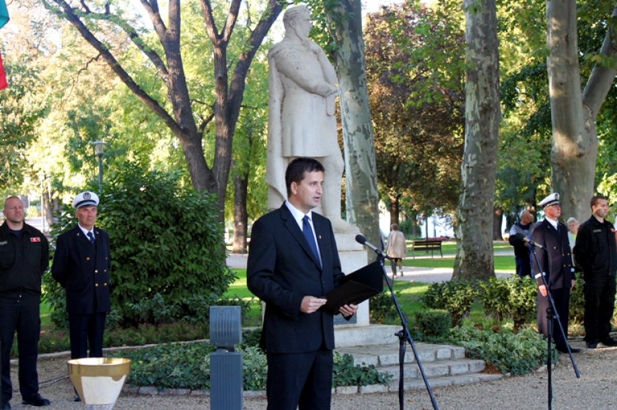 Széchenyi a követendő példa