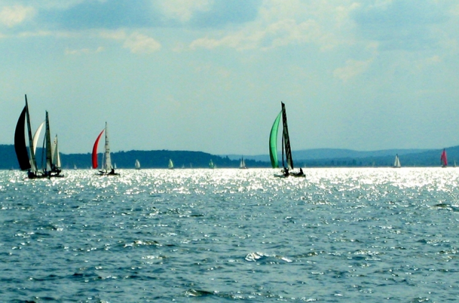 Katamarán verseny a Balatonon