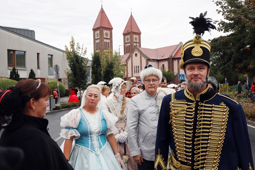 Romantikus fesztivál felvonulással