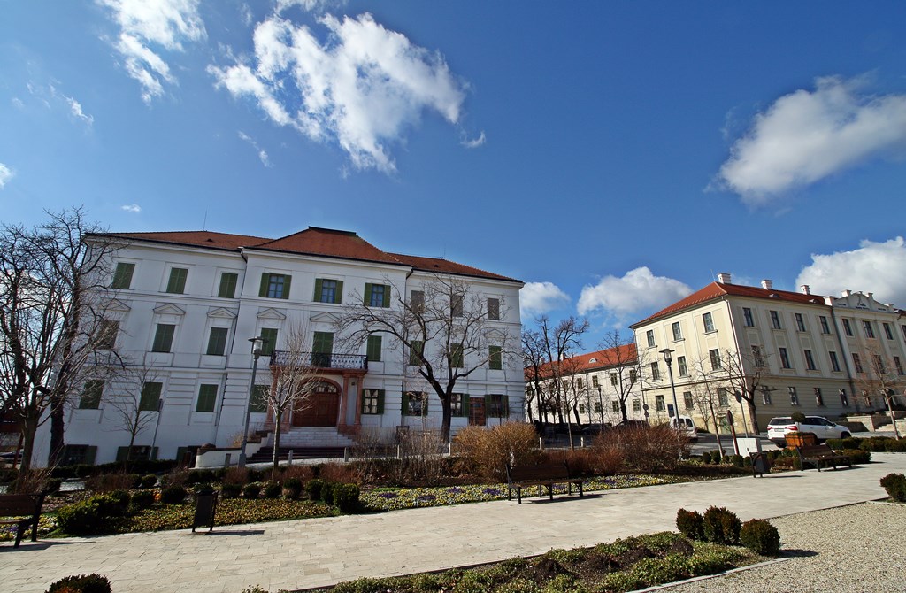 Kifüstölik a cigarettát a Gyógy-térről és a Kiserdőből